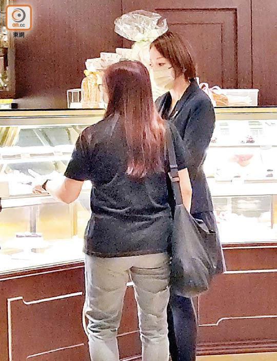 Ban đầu, Lương Mẫn Nghi xấu hổ vì từ nghệ sĩ chuyển sang làm nhân viên bán hàng, nhưng vì mưu sinh cô buộc phải làm quen. Ban đầu, Lương Mẫn Nghi xấu hổ vì từ nghệ sĩ chuyển sang làm nhân viên bán hàng, nhưng vì mưu sinh cô buộc phải làm quen.