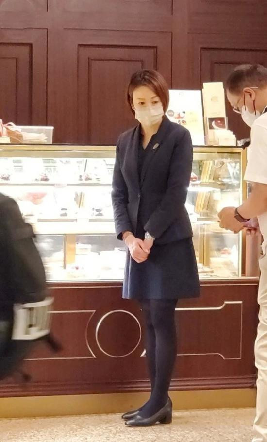 Lương Mẫn Nghi bán hàng ở cửa hàng bánh ngọt. Lương Mẫn Nghi bán hàng ở cửa hàng bánh ngọt.