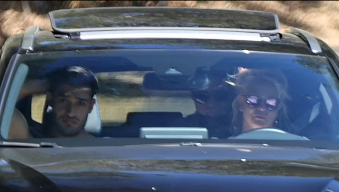 Britney lái xe dạo phố cùng bạn trai và vệ sĩ sau phiên điều trần.