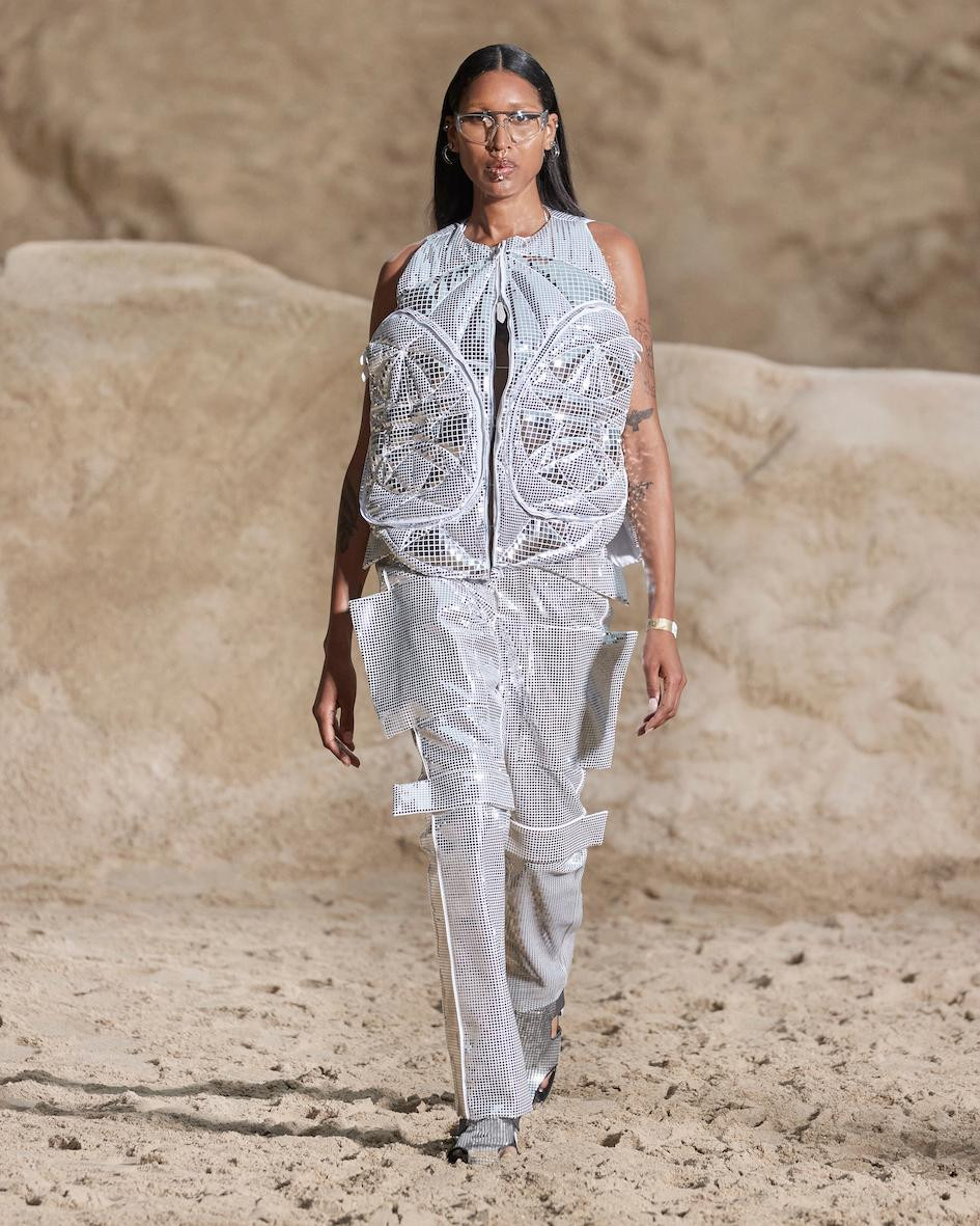 Nằm trong Tuần lễ Thời trang nam, mẫu nữ xuất hiện khá ít xuyên suốt show diễn.