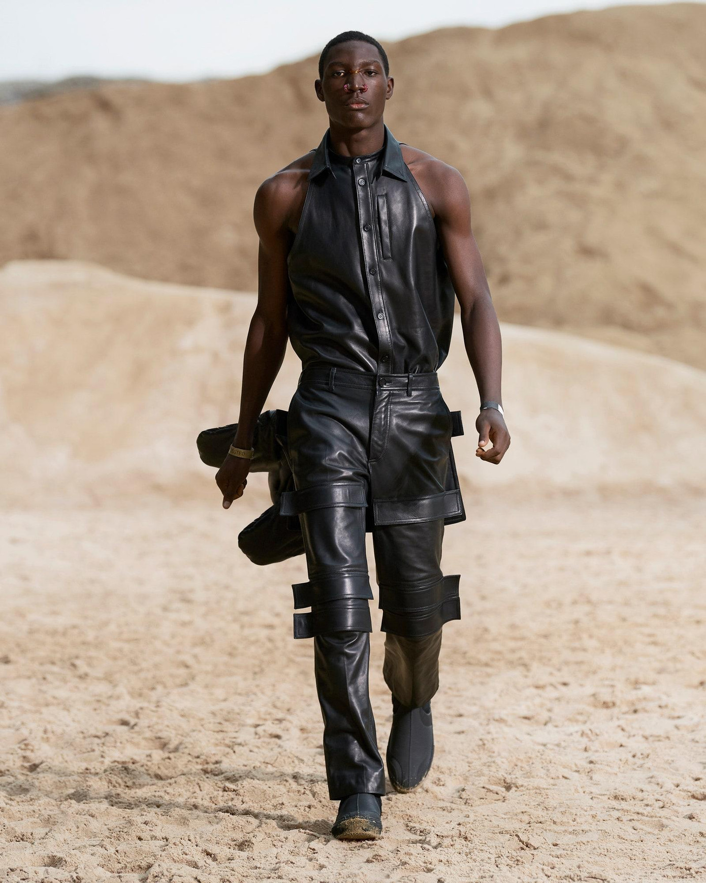 Sự tự do, phóng khoáng được thể hiện qua những vòng khuyên trên mặt. Đây là thử nghiệm mới, trẻ trung hơn trong lĩnh vực may đo cao cấp.