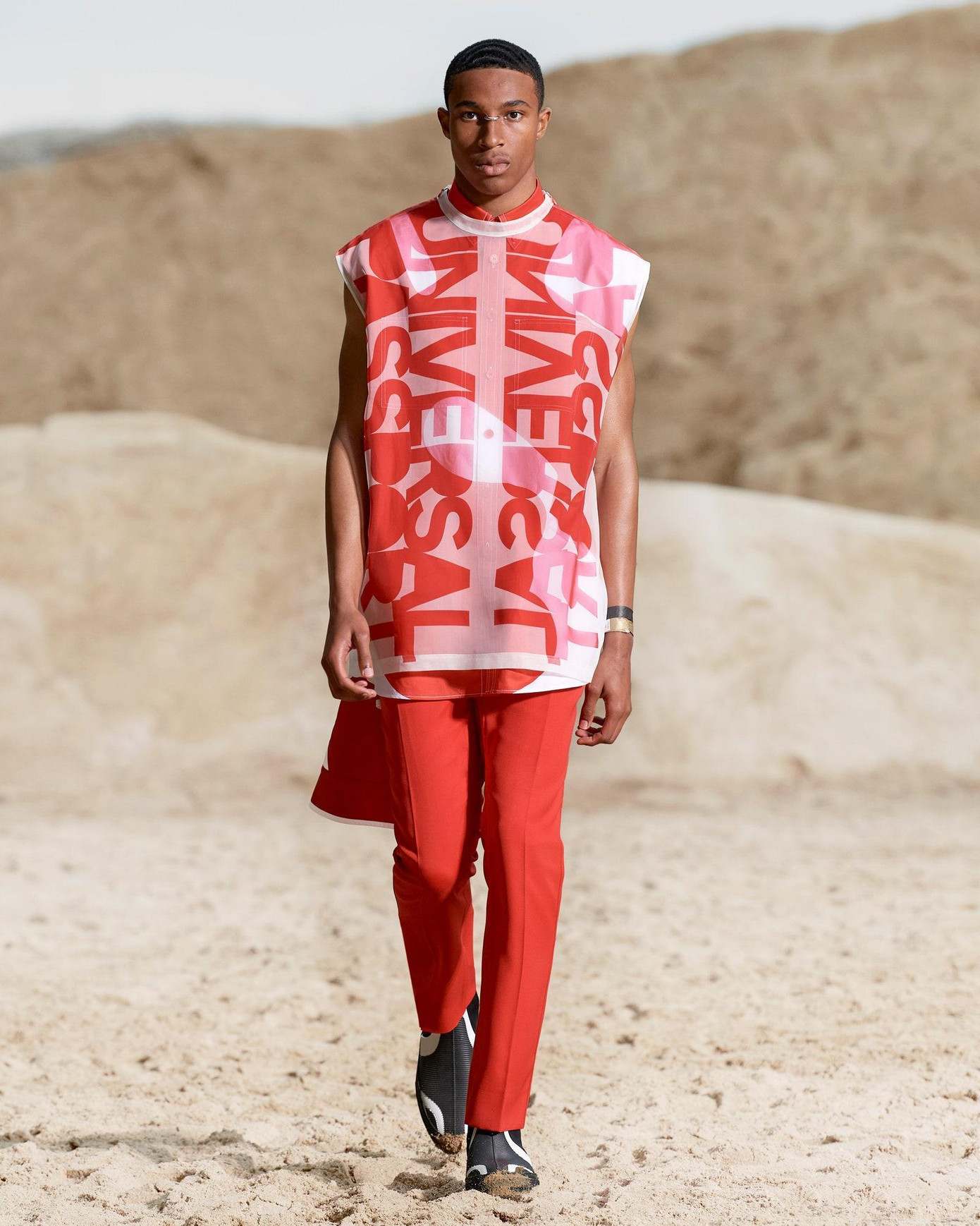 Qua bộ sưu tập có thể thấy, xu hướng thời trang mà Burberry định hình trong năm tới là đồ da. Nó xuất hiện trong liên tục dưới nhiều hình thức như quần tây, áo kiểu tạp dề, áo hoodie không tay, áo vest hai dây, thậm chí cả quần lót.