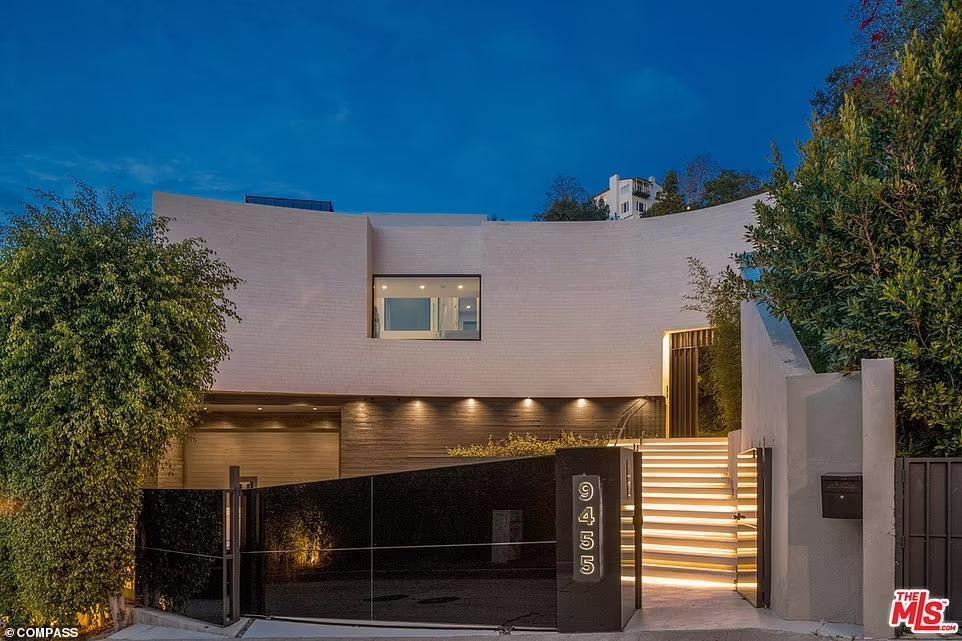 Nếu mặt sau chủ yếu sử dụng cửa kính để tạo tầm nhìn đẹp, mặt tiền chỉ có một ô cửa kính nhỏ tạo sự riêng tư, kín đáo với bên ngoài. Sân trước rộng, đủ chỗ để quay đầu xe. Biệt thự cũng có tầng hầm để xe đôi.