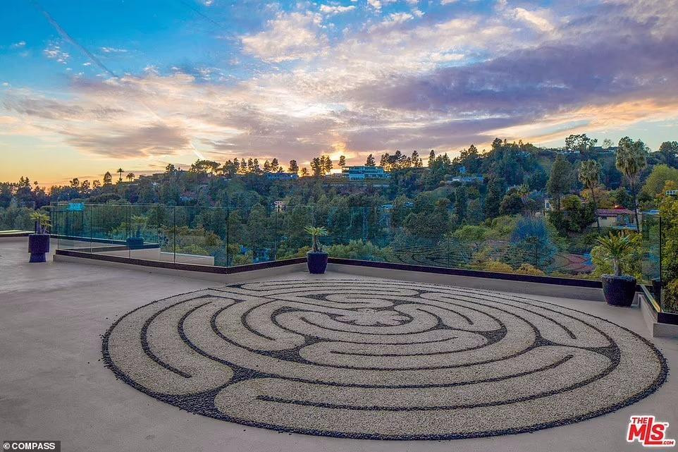 Sân thượng có phần lát sàn lạ mắt. Đây thực sự là ngôi nhà đáng mơ ước của rất nhiều người. Hiện không rõ Brooklyn và vị hôn thê đã chuyển về nhà mới sinh sống chưa. Cặp đôi từng lên kế hoạch tổ chức hôn lễ vào tháng 9/2021. Tuy nhiên, vì nhiều lý do, đám cưới này đã bị hoãn, cũng chưa rõ kế hoạch tương lai của cặp đôi.