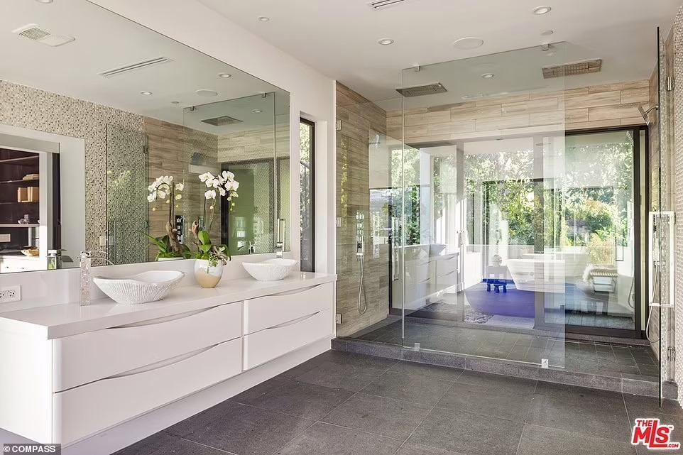 Phòng tắm rộng rãi, sang trọng, được ngăn cách các khu vực bằng kính. Ngoài ra, còn có bồn tắm ngoài trời.