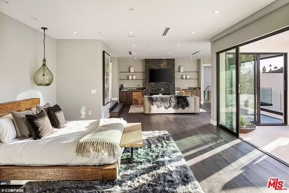 Có tổng cộng 5 phòng ngủ, sử dụng cửa sổ bằng kính từ sàn lên đến trần tạo cảm giác thông thoáng, gần gũi với thiên nhiên. Trong mô tả, căn biệt thự hướng đến sự tĩnh tâm và sức khỏe.