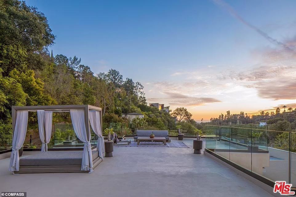 Sân thượng rộng rãi, yên tĩnh, có đầy đủ giường, bàn ghế, được bao quanh bởi lan can kính, thích hợp để đón bình minh và tận hưởng hoàng hôn.