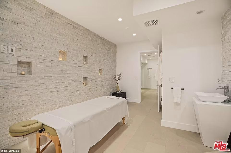 Ngoài ra, biệt thự còn có cả phòng massage không khác gì khách sạn 5 sao.