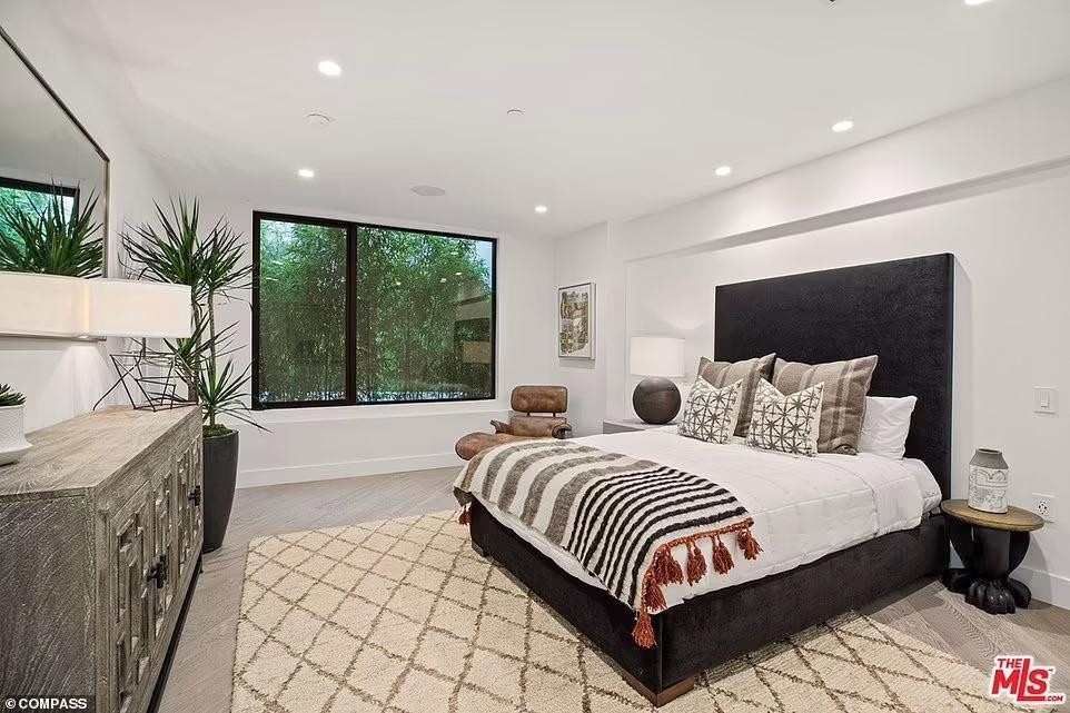 Mỗi phòng có cách bài trí, sử dụng nội thất khác nhau. Điểm chung là sử dụng tông màu đơn giản như trắng, nâu, đen.