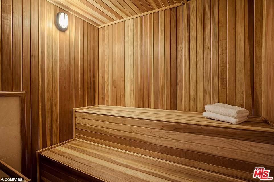 Phòng xông hơi khô được ốp gỗ hoàn toàn.