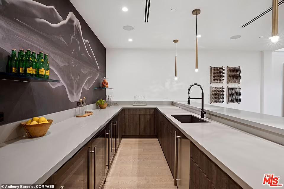 Ngoài ra, biệt thự còn có căn bếp thứ hai đặt ở khu vực tầng hầm của khu nhà. Không tiện nghi bằng bếp chính nhưng thích hợp để pha chế đồ uống.