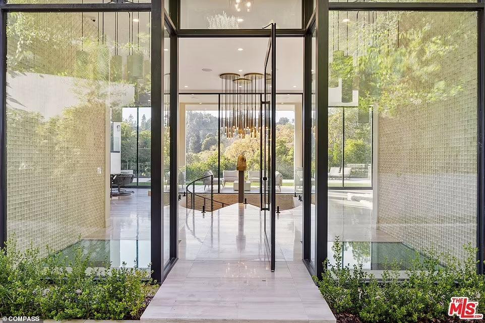 Ngay ở lối vào nhà đặt một khối thạch anh khói giúp thanh lọc và hóa giải năng lượng tiêu cực.