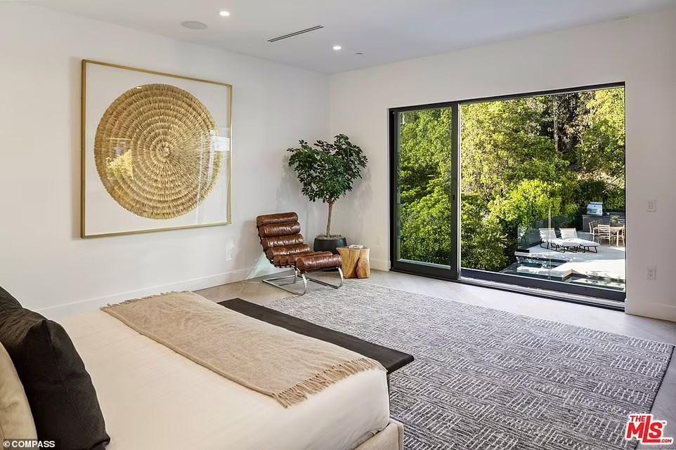 Các phòng ngủ khác không rộng như phòng ngủ chính, nhưng bài trí trang nhã, tầm nhìn đẹp, thoáng mát.