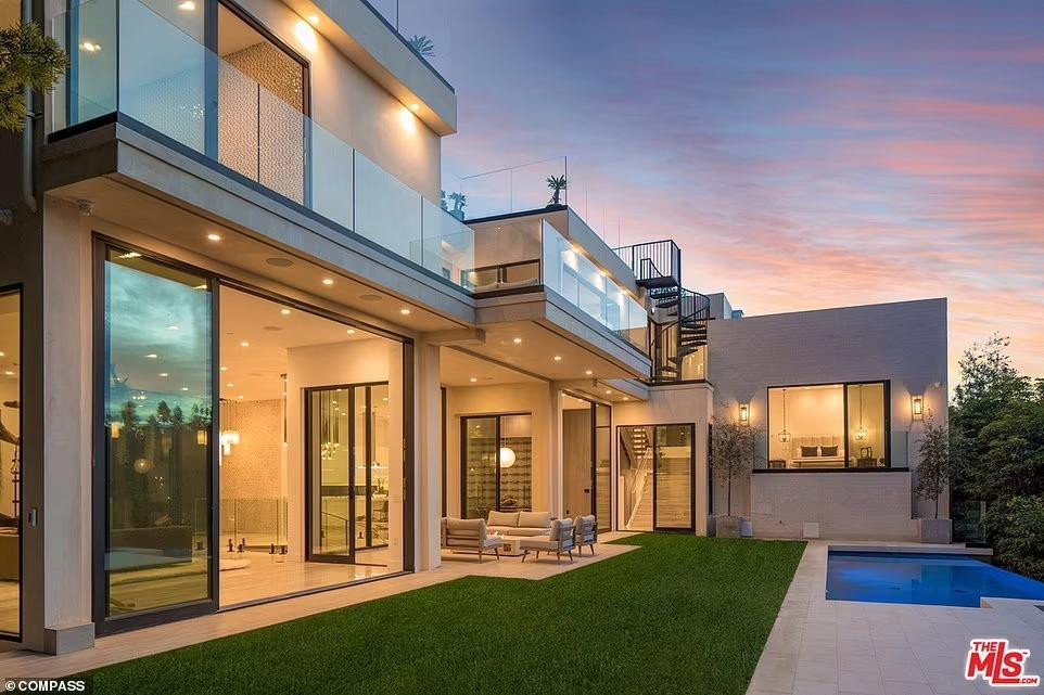 Vừa mới được xây dựng hồi năm ngoái, căn biệt thự vô cùng tiện nghi và hiện đại. TMZ cho biết, Brooklyn và Nicola thích nhà mới đến mức trả thêm 1 triệu USD so với mức giá yêu cầu để nhanh chóng sở hữu.