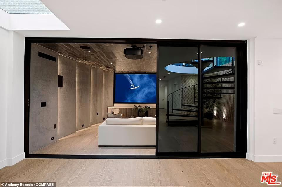 Phòng chiếu phim đặt ở tầng hầm.