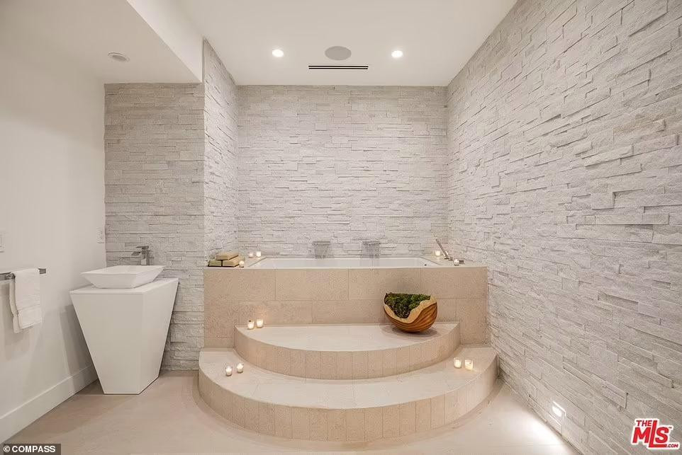 Bồn tắm cao với bậc thang đi lên, hoàn toàn kín đáo và có chút lãng mạn với ánh nến.