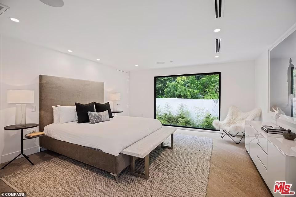 Mặt sàn lát gỗ, giúp phòng ngủ ấm cúng, thân thiện với thiên nhiên hơn. Tầm nhìn ở các phòng ngủ phụ hẹp hơn phòng ngủ chính, đảm bảo sự riêng tư.