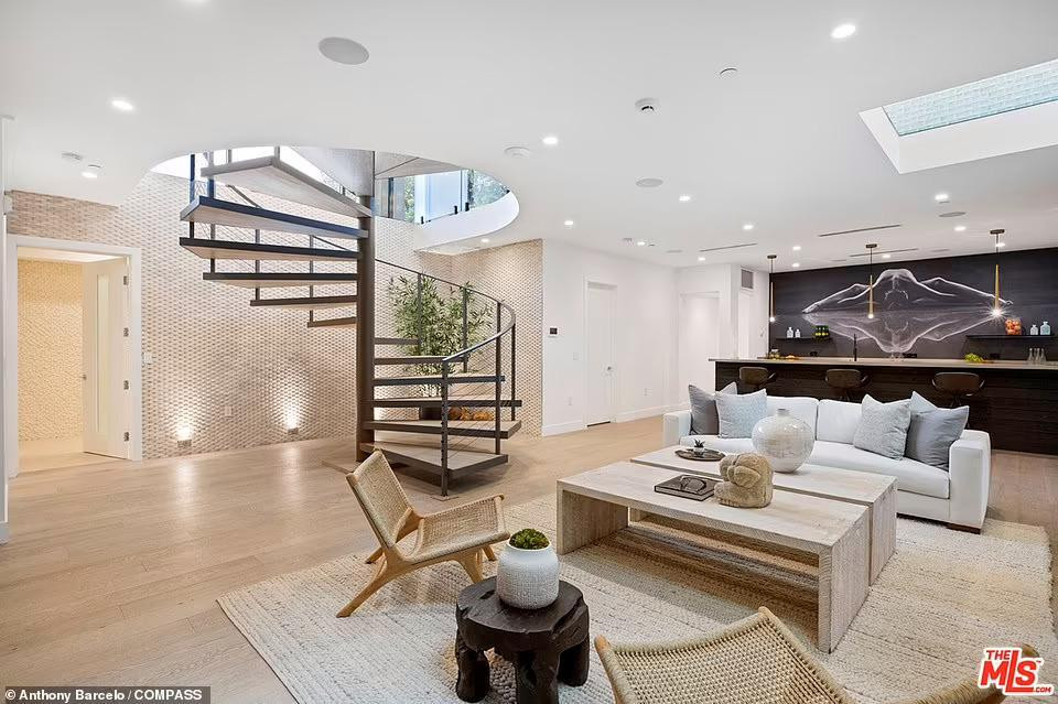 Thêm một không gian rộng rãi, trang nhã và yên tĩnh khác. Biệt thự sử dụng chủ yếu màu sắc trung tính, nhẹ nhàng như nâu của gỗ, trắng, xám, đen và xanh của lá cây. Các vật liệu cũng phần nhiều là gỗ, đá tự nhiên và kính.