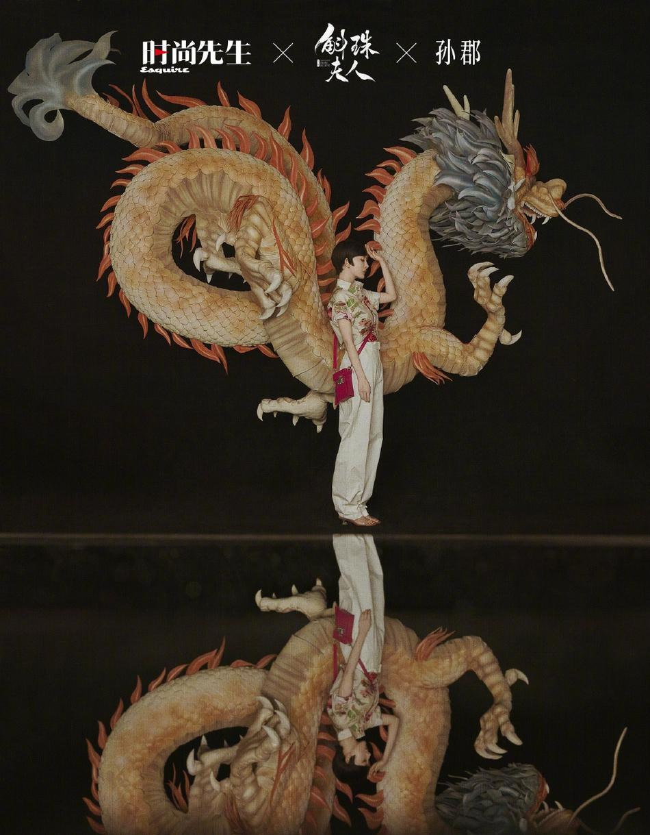 Tuy vậy, người đẹp vẫn bị một bộ phận công chúng chỉ trích vì mải mê theo đuổi danh vọng, phó mặc con gái nhỏ ở Hong Kong cho chồng cũ Lưu Khải Uy.