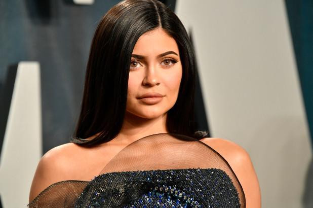 Kylie Jenner theo đuổi hình tượng quyến rũ, với đôi môi dày căng mọng. Kylie Jenner theo đuổi hình tượng quyến rũ, với đôi môi dày căng mọng.