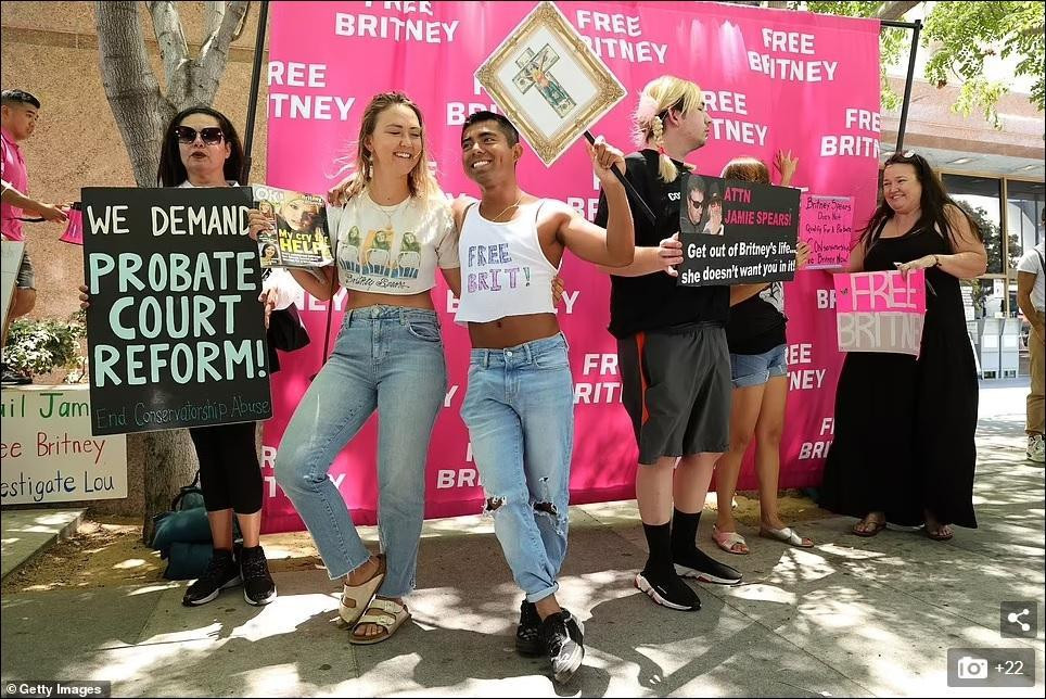 Người hâm mộ tập trung ngoài tòa án để đòi tự do cho Britney. Người hâm mộ tập trung ngoài tòa án để đòi tự do cho Britney.