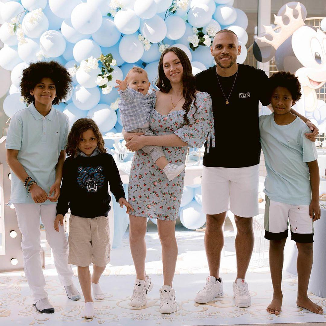 Anne-Laure Louis, vợ của tiền đạo Martin Braithwaite.