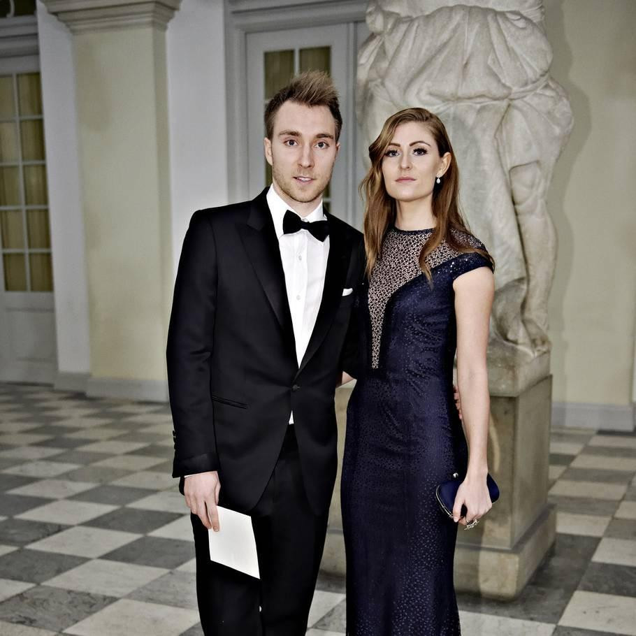 Sabrina Kvist Jensen, bạn đời của ngôi sao số 1 tuyển Đan Mạch Christian Eriksen – không thể tham gia vì đột quỵ trong trận đấu trước. Hai người quen nhau từ năm 2012. Sabrina là thợ cắt tóc. Hiện, cặp đôi có với nhau 2 con.