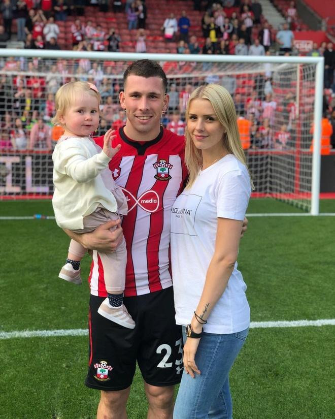 Josephine Siw Nielsen, vợ của tiền vệ Pierre-Emile Hojbjerg. Cặp đôi hẹn hò từ năm 2015 và tổ chức hôn lễ bí mật vào 4 năm sau đó. Đến nay, hai người đã có đủ nếp, đủ tẻ.