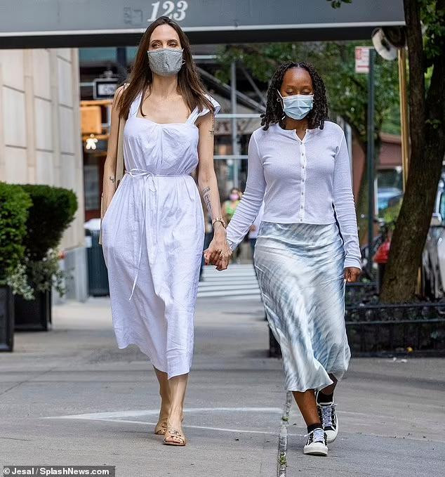 Angelina cho rằng ngành y ở Mỹ có sự phân biệt chủng tộc từ trải nghiệm đưa con gái Zahara đi phẫu thuật.