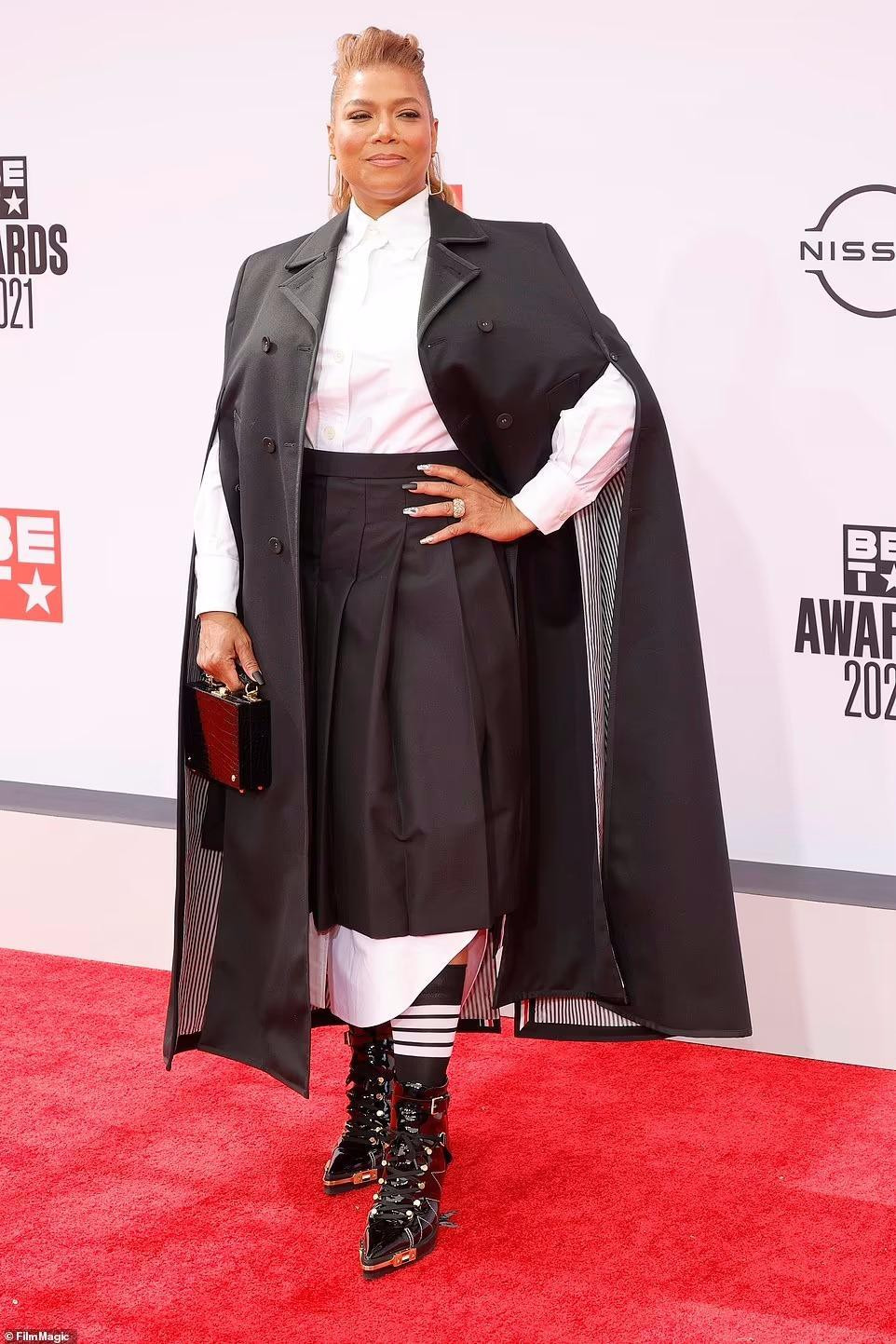 Giữa dàn người đẹp khoe thân, ca sĩ gạo cội Queen Latifah kín bưng từ đầu đến chân với hai tông màu cơ bản đen - trắng.