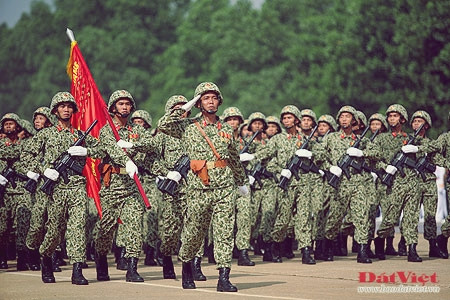 Những năm gần đây, trang phục của bộ đội được chú trọng cải tiến, thay đổi nhiều hơn. Trong đó, chức năng công thái học được chú ý không kém yếu tố thẩm mĩ, thời trang. Trong ảnh, bộ đội đặc công mặc quân phục mới, được đánh giá là thoáng mát hơn, khi luyện tập diễu binh chuẩn bị cho Đại lễ 1.000 năm Thăng Long - Hà Nội