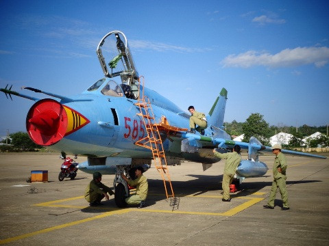 Nhân viên kỹ thuật kiểm tra tình trạng máy bay trước khi cất cánh. Việc kiểm tra theo quy trình rất nghiêm ngặt để đảm bảo an toàn bay