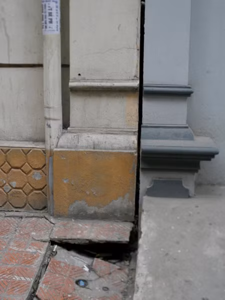Khe hở của căn nhà cho là bị rạn nét và có thể đổ