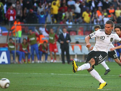 Podolsski là cầu thủ Đức hiếm hoi đá hỏng quả phạt đền (trận gặp Serbia tại Would Cup 2010)