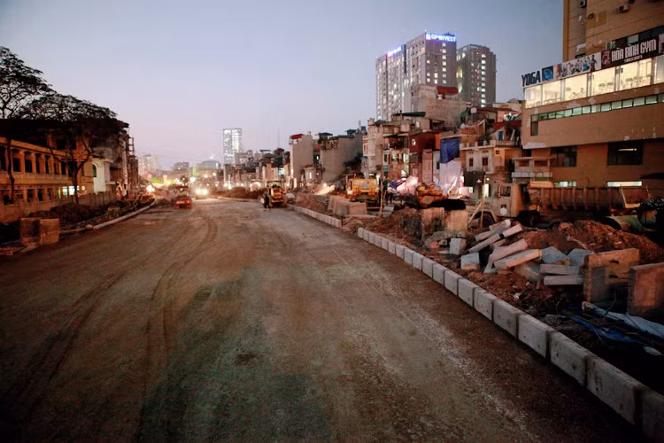 Dải phân cách giữa (bên phải ảnh) sau này sẽ là đường dẫn cầu vượt chữ Y 