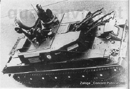 1 góc nhìn từ nhìn cao khá thú vị của ZSU-23-4 mẫu 1965 . Nó cho thấy miếng che ống thông hơi làm mát hướng về phía sau của tháp pháo . 1 điểm khác biệt nữa của những chiếc Shilka đầu tiên và những chiếc phổ biến hơn sau này là hình dáng của vị trí lái và cửa ra của lái xe