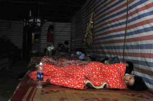 Vẫn còn sớm nên nhiều du khách tranh thủ thuê giường ngủ thêm chút ít. Giá giường qua đêm ở đây thường là 50.000đ/người