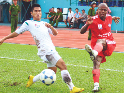 Bình Dương (đỏ) lo cho hàng thủ, còn SLNA lại hụt hàng công Ảnh: Tường Vũ 