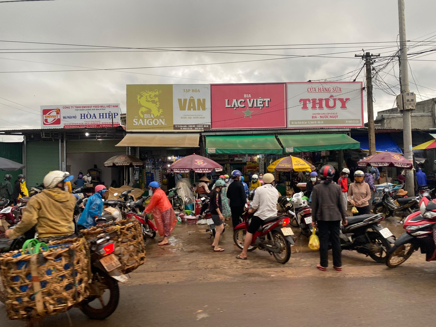 Người dân ở thị xã Buôn Hồ đi mua nhu yếu phẩm vào chiều tối 16/9. Ảnh: Thanh Hải