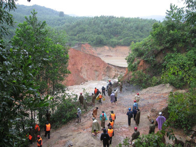 Đập Khe Mơ vỡ, người dân bàng hoàng. Ảnh: Minh Thùy. Đập Khe Mơ vỡ, người dân bàng hoàng. Ảnh: Minh Thùy.