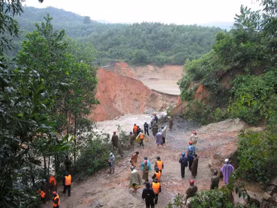Đập Khe Mơ vỡ, người dân bàng hoàng. Ảnh: Minh Thùy. Đập Khe Mơ vỡ, người dân bàng hoàng. Ảnh: Minh Thùy.