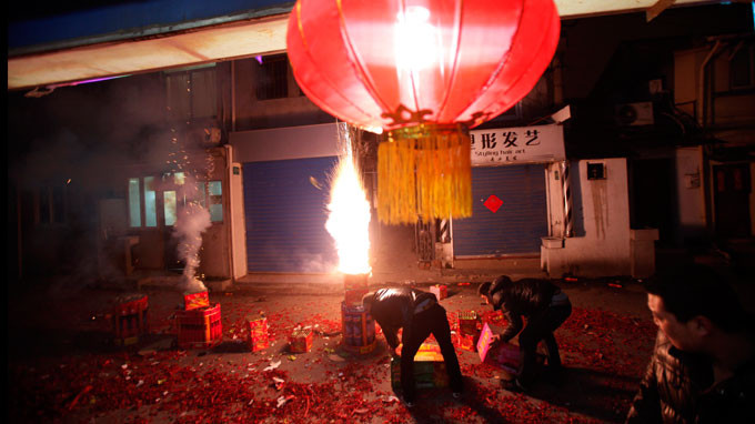 Người dân Bắc Kinh, Trung Quốc đốt pháo sau giao thừa. Ảnh: Reuters 