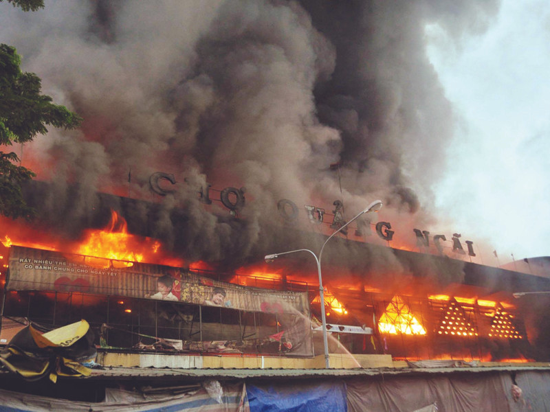 Chợ trung tâm cháy gần như hoàn toàn. Ảnh: Phú Đức