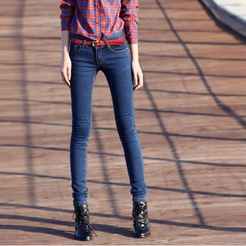 Áo phao, áo da hay những item cotton pha nilon khó thấm nước chính là những món đồ hoàn hảo cho những ngày mưa phùn thế này. Ngoài ra những kiểu áo sơ mi, đặc biệt là sơ mi denim cũng là một lựa chọn không tồi đâu nhé! Shorts, chân váy cotton tiện dụng hay skinny jeans sẽ giúp bạn cảm thấy năng động và thoải mái hơn. Cuối cùng là giữ cho đôi chân khỏi ướt bằng một đôi ủng đi mưa thật xinh, hay boots và giày da... vậy là bạn đã có ngay set đồ đi mưa thật hợp lý và thời trang rồi đấy!