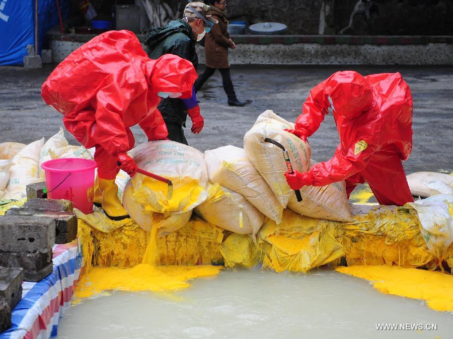 Đổ chất khử Cadmium xuống sông Long Giang. Ảnh: Xinhua