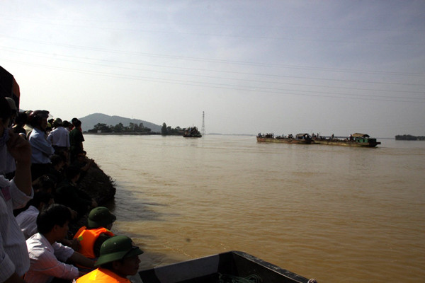 Khu vực trục vớt chiếc xe gặp nạn vào buổi sáng 21-10. Ảnh: Phan Sáng Khu vực trục vớt chiếc xe gặp nạn vào buổi sáng 21-10