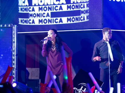 Ca sĩ người Mỹ Monica ăn mặc khá giản dị khi xuất hiện trong buổi hòa nhạc