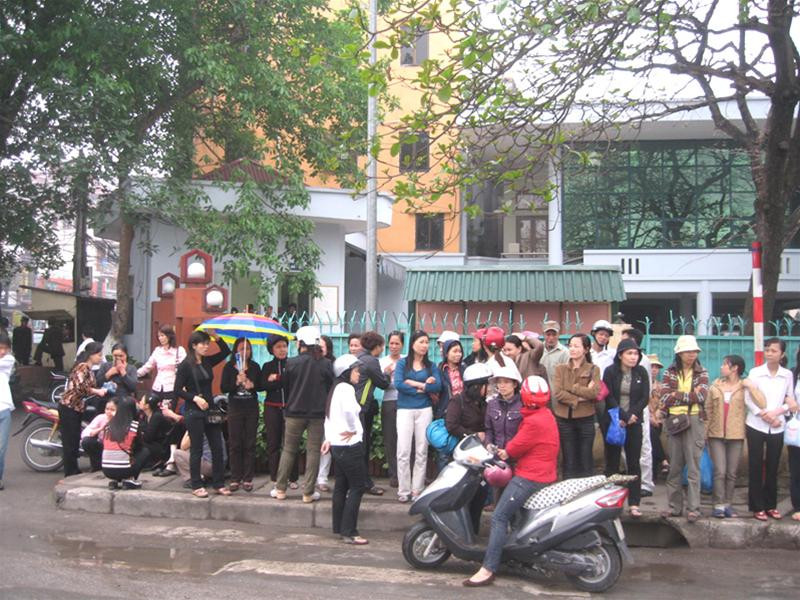 Đông đảo bà con tập trung trước cửa UBND quận Cầu Giấy