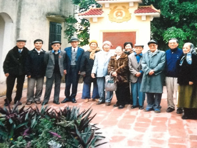 Các thành viên “Đội thiếu niên tình báo Bát Sắt” trong một lần hội ngộ (Ảnh tư liệu)