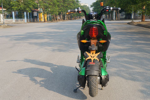 Phía sau với đuôi hất cao